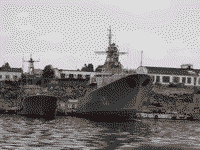 Украинский фрегат "Севастополь" на отстое в Северной бухте Севастополя, 9 сентября 2005 года 13:47