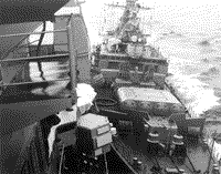 Сторожевой корабль "Беззаветный" вытесняет американский крейсер "Йорктаун" из советской 12-мильной зоны, 12 февраля 1988 года 11:02