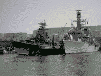 Сторожевой корабль "Задорный" и британский фрегат "Сазерленд" в пассажирском порту Мурманска на День Победы, 9 мая 2005 года 10:56