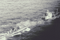 Сторожевой корабль "Горделивый" заправляется в море, май 1989 года