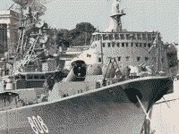 Сторожевой корабль "Пытливый" и БДК "Орск" у Минной стенки в Севастополе, 7 сентября 2005 года 11:42