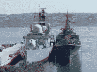 Сторожевой корабль "Пытливый" и британский фрегат "Ноттингем" в греческой бухте Суда, 24 мая 2006 года