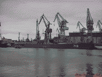 Сторожевой корабль "Неустрашимый" у стенки завода Янтарь в Калининграде, 18 мая 2008 года 11:02