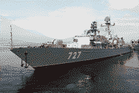 Сторожевой корабль "Ярослав Мудрый" уходит с военно-морского салона IMDS-2009 в Санкт-Петербурге, 29 июня 2009 года 11:57