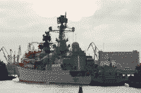 Сторожевой корабль "Ярослав Мудрый" уходит с военно-морского салона IMDS-2009 в Санкт-Петербурге, 29 июня 2009 года 12:05