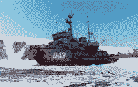Пограничный сторожевой корабль пр 745П "Амур" на мели в бухте Новокурильская острова Уруп, 2000 год