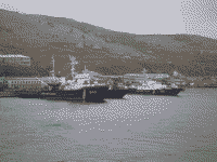 Пограничные сторожевые корабли пр. 745П "Амур" и пр. 10410 "ПСКР-908" и "ПСКР-914" у стенки на острове Шикотан, 18 октября 2007 года