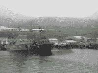 Пограничные сторожевые корабли пр 745П "Чукотка", "Буг" и пр. 10410 "ПСКР-914", о. Шикотан, 11 июля 2004 года