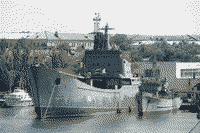 Большой десантный корабль "Орск" и опытовое судно "ОС-138" в Стрелецкой бухте Севастополя, 2 июня 2008 года 10:09