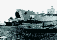 Большой десантный корабль "Александр Торцев" подготовка к ночным учениям "Луч", 1982 год