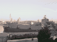 Большой десантный корабль "Николай Фильченков" у Минной стенки в Севастополе, 23 ноября 2007 года 16:32