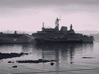 Большой десантный корабль "Оленегорский Горняк" и торпедорлов пр. 1388 "ТЛ-1666" в Североморске, 13 апреля 2006 года 17:09