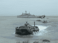 Большой десантный корабль "Константин Ольшанский" высаживает роту морской пехоты на 3-м створе Донузлава, апрель 2007 года