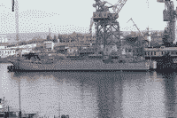 Большой десантный корабль "Константин Ольшанский" у стенки Морзавода в Южной бухте Севастополя, 26 января 2008 года 10:10