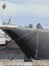 Большой десантный корабль "Минск" на Неве по случаю Дня ВМФ в Санкт-Петербурге, 29 июля 2005 года