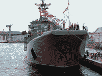 Большой десантный корабль "Минск" на Неве по случаю Дня ВМФ в Санкт-Петербурге, 30 июля 2005 года