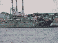 Большой десантный корабль "Минск" на Неве по случаю Дня ВМФ в Санкт-Петербурге, 31 июля 2005 года