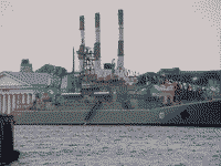 Большой десантный корабль "Минск" на Неве по случаю Дня ВМФ в Санкт-Петербурге, 31 июля 2005 года