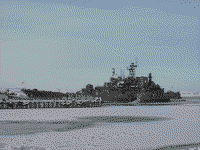 Малый противолодочный корабль "Юнга" и большой десантный корабль"Георгий Победоносец" в Североморске, 4 марта 2008 года 14:14