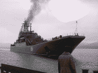 Большой десантный корабль "Георгий Победоносец" на Новой Земле, пролив Маточкин Шар, поселок Северный, 12 сентября 2004 года