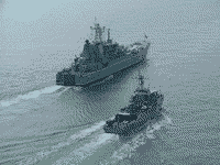 Большой десантный корабль "Ямал" и болгарский тральщик "Шквал" на учениях, 19 апреля 2006 года