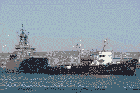 Большой десантный корабль "Ямал" и морской буксир "МБ-173", 20 апреля 2009 года