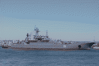 Большой десантный корабль "Ямал" и рейдовый буксир "РБ-296", 20 апреля 2009 года