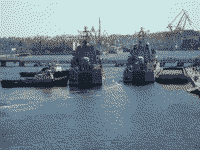 Большие десантные корабли "Ямал" и "Константин Ольшанский" в Николаеве, 4 мая 2010 года