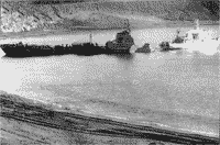 Средний десантный корабль "СДК-84" на камнях в бухте Зоркая, о. Итуруп, август 1977 года