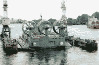 МДК проекта 1232.2 "Керкира", построенный по заказу греческого флота, спущен на воду, Санкт-Петербург, 25 июня 2004 года
