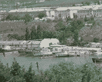 Корабли Черноморского флота в Южной бухте Севастополя. В центре разоруженный морской тральщик "Снайпер", 21 августа 2005 года 12:38
