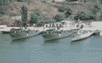 Морские тральщики пр. 266М "Иван Голубец", "Вице-адмирал Жуков" и "Снайпер" в Южной бухте Севастополя, 21 августа 2005 года 13:10
