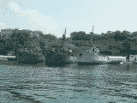 Морские тральщики пр. 266М "Радист", "Вице-адмирал Жуков" и "Снайпер" в Южной бухте Севастополя, 12 июля 2005 года 11:47