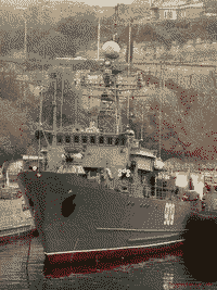 Морской тральщик пр. 266М "Вице-адмирал Жуков" в Южной бухте Севастополя, 26 октября 2006 года 09:25