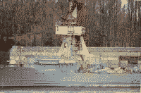 Морской тральщик пр. 02668 "Вице-адмирал Захарьин" у стенки Средне-Невского судостроительного завода, 6 мая 2007 года