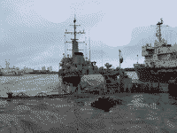 Морской тральщик пр. 02668 "Вице-адмирал Захарьин" и ледокол "Пурга" в Ломоносове, 23 февраля 2008 года 12:02