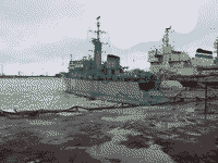 Морской тральщик пр. 02668 "Вице-адмирал Захарьин" и ледокол "Пурга" в Ломоносове, 23 февраля 2008 года 12:03