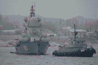 Рейдовый буксир "РБ-244" и малый ракетный корабль "Штиль" во время буксировки в Северной бухте Севастополя, 23 января 2008 года 15:51