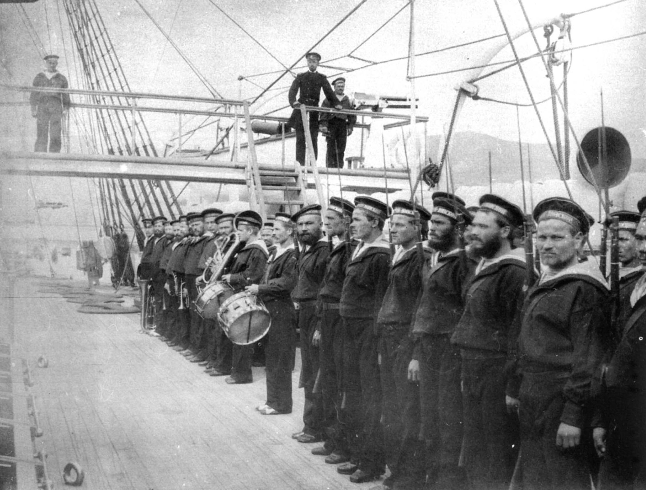 На палубу вышел капитан. Экипаж крейсера Варяг. Матросы Балтийского флота 1917.