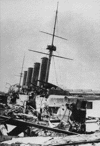 Крейсер "Баян" затопленный у стенки Восточного бассейна Порт-Артура, декабрь 1904 года
