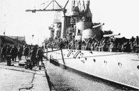 Погрузка десанта на крейсер "Красный Кавказ", 1941-1942 годы