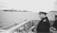 Н.Г. Кузнецов на фоне крейсера "Красный Кавказ"