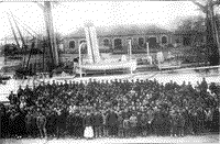 Китайские рабочие на фоне клипера "Разбойник" в Порт-Артуре, 1902 год