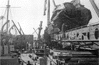 Разрушенная кормовая труба и перебитые опоры грот-мачты крейсера "Киров" после авианалета 24 апреля 1942 года