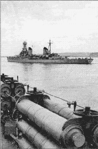 Крейсер "Ворошилов". На переднем плане размагничивающее устройство ЛФТИ на баке крейсера "Молотов".