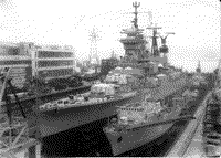 Крейсер управления "Жданов" в Северном доке Севморзавода, 1976 год