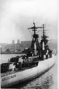 Разоруженный крейсер "Дмитрий Пожарский" в ожидании продажи на металл, конец 1980-х годов
