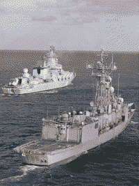 Испанский фрегат "Наварра" и ракетный крейсер "Москва" в Ионическом море, 15 февраля 2006 года