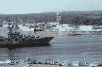 Ракетный крейсер "Маршал Устинов" входит в Мэйпорт (США), 16 июля 1991 года