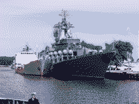 Средний морской танкер "Ельня" и ракетный крейсер "Маршал Устинов" в Балтийске, июнь 2003 года